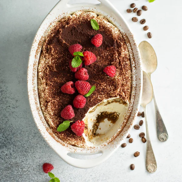 Tarta de tiramisú en un plato de cerámica —  Fotos de Stock