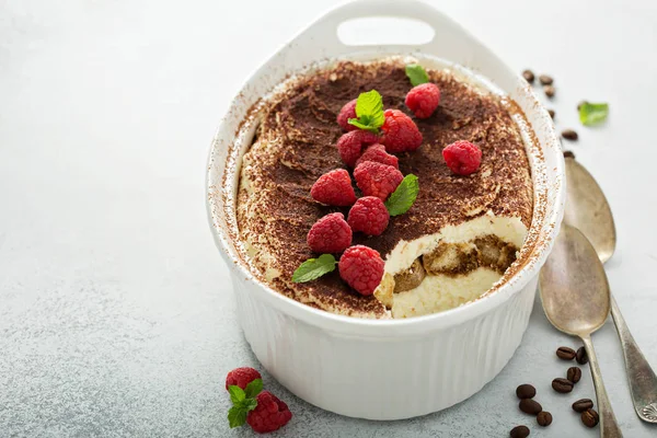 Tiramisu cake in a ceramic dish — Stock Photo, Image