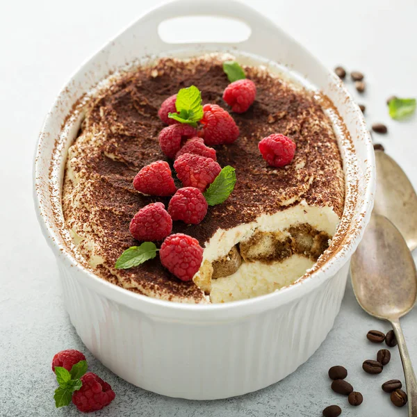 Tiramisu cake in a ceramic dish — Stock Photo, Image