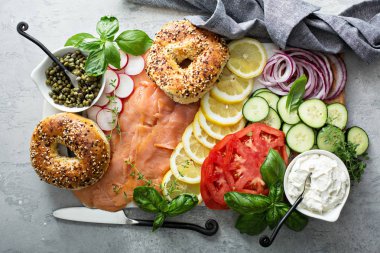 Simit ve somon balığı tabağı
