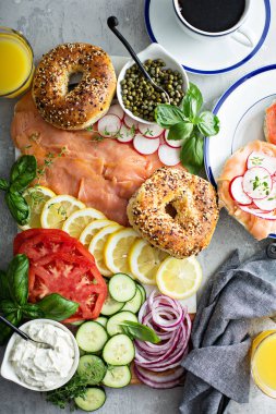 Simit ve somon balığı tabağı