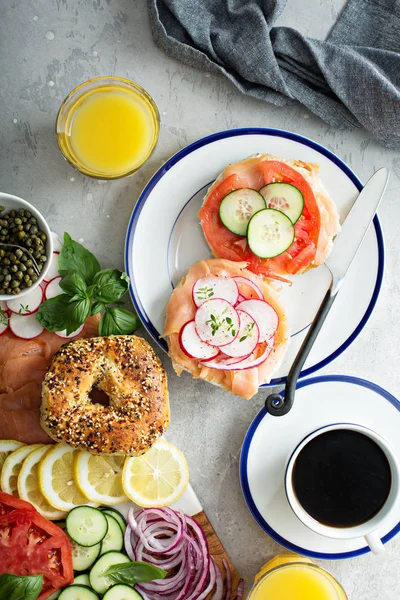 ベーグルと lox の盛り合わせ — ストック写真