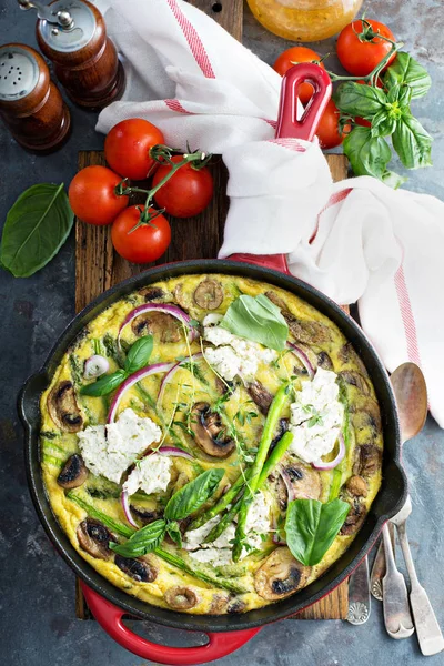 Asparagus, jamur dan keju kambing frittata — Stok Foto