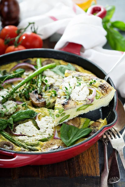 Asparagus, mushrooms and goat cheese frittata — Stock Photo, Image