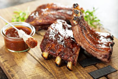 Barbekü soslu ızgara ve füme kaburga