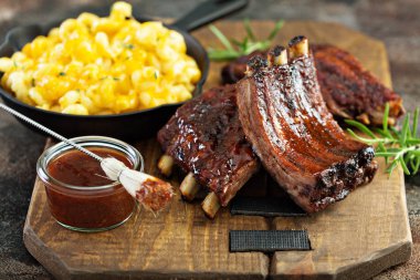 Barbekü soslu ızgara ve füme kaburga