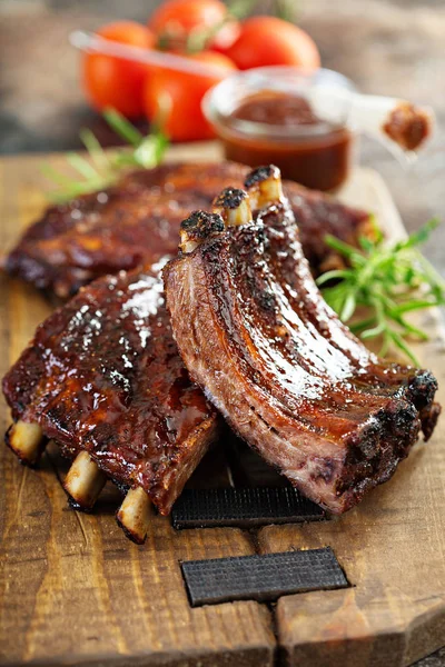 Gegrilde en gerookte rib met barbecue saus — Stockfoto