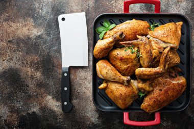 Bir tavada ızgara tavuk