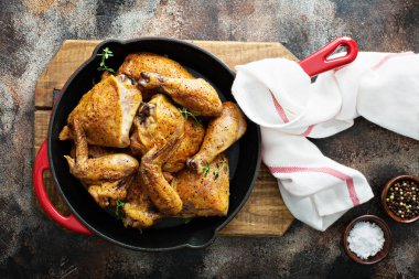 Bir tavada ızgara tavuk