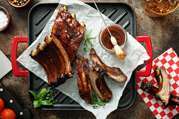 Costelas grelhadas com molho de churrasco — Fotografia de Stock