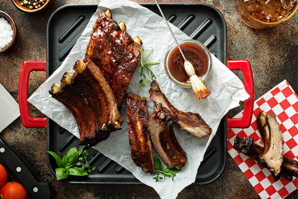 Grilled ribs with barbeque sauce