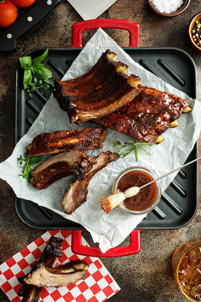 Costelas grelhadas com molho de churrasco — Fotografia de Stock