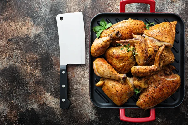 Bir tavada ızgara tavuk