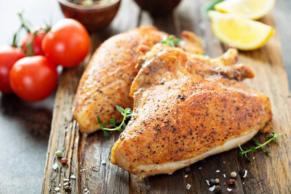 Gegrillte oder geräucherte Hühnerbrust mit Knochen und Haut — Stockfoto