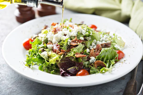 Ensalada verde con queso azul y tocino — Foto de Stock