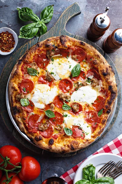 Traditionelle Pfefferoni-Pizza — Stockfoto