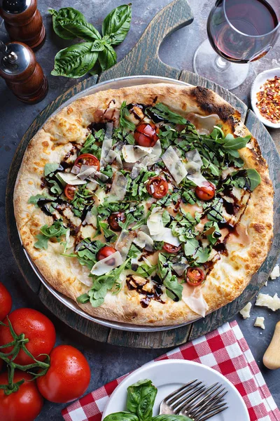 Pizza mit Rucola, Tomate und Parmesan — Stockfoto