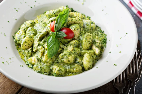 Gnocchi recién hecho con salsa de pesto — Foto de Stock