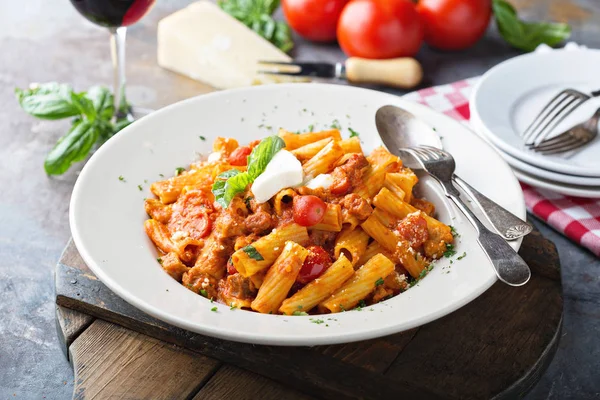 Rigatoni bolognese med färsk mozarella och basilika — Stockfoto