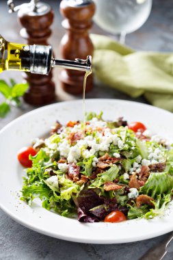 Mavi peynir ve domuz pastırması ile yeşil salata