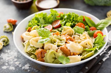 Gökkuşağı tortellini taze salata ile