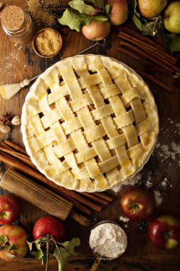 Ev yapımı elma pasta pişmiş için hazır