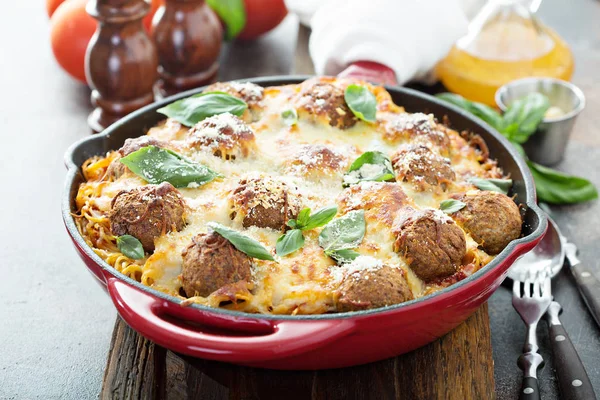 Bakad köttbullar med spagetti och ost — Stockfoto