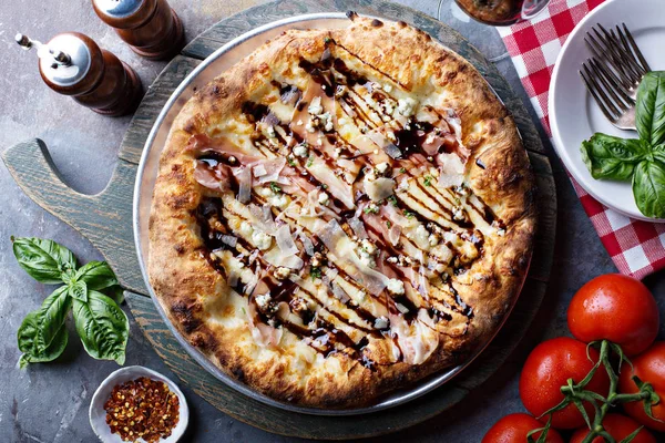 Schinken, Blauschimmelkäse und Balsamico-Essig-Pizza — Stockfoto