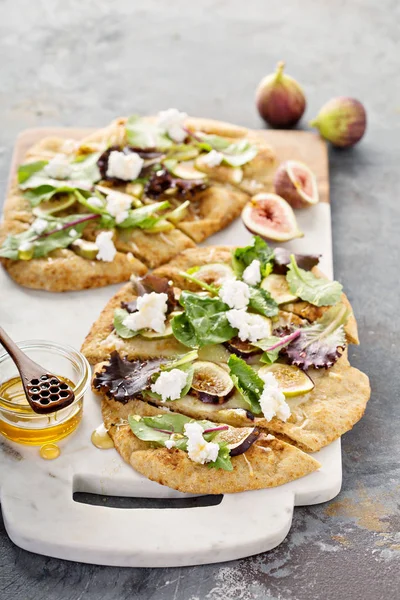 Fall flatbread pizza with fresh figs and goat cheese — Stock Photo, Image