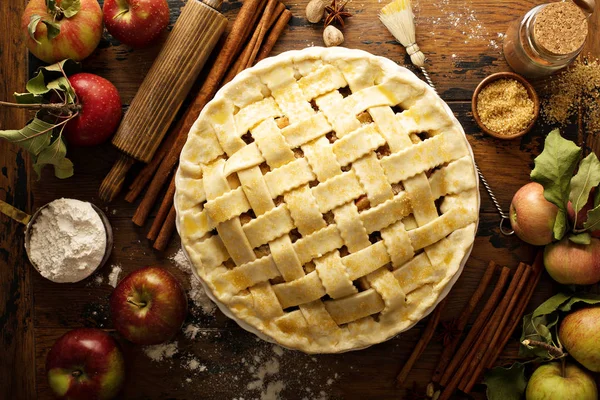 Tarta de manzana casera lista para hornear — Foto de Stock