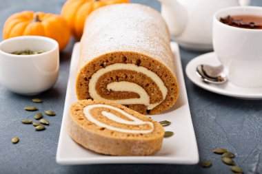 Makarna ve peynir bir pişirme çanağı içinde