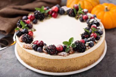 Ekşi krema tepesi ile kabak cheesecake