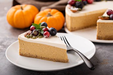 Ekşi krema tepesi ile kabak cheesecake