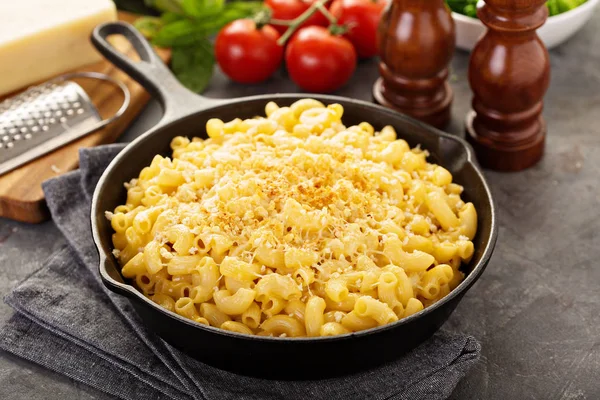 Macaroni en kaas in een gietijzeren pan — Stockfoto