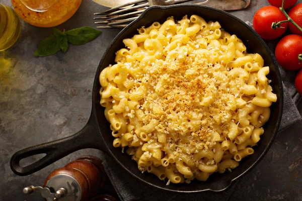 Macaroni และชีสในกระทะเหล็กหล่อ — ภาพถ่ายสต็อก