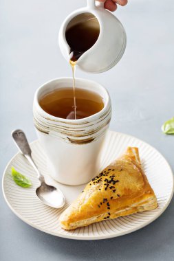 Yeşil çay ile kırmızı fasulye puf böreği