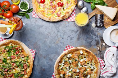 Kahvaltı gurme pizza masada