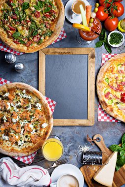 Kahvaltı gurme pizza masada