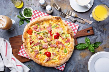 Kahvaltı pizza çırpılmış yumurta, jambon ve domates ile