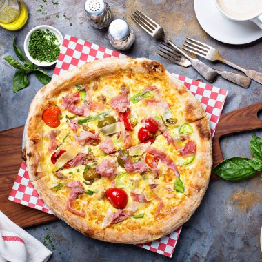 Kahvaltı pizza çırpılmış yumurta, jambon ve domates ile