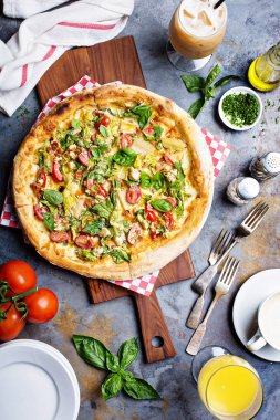 Kahvaltı pizza pastırma ve sebze ile