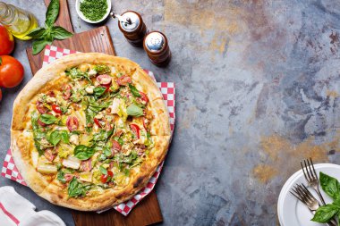 Kahvaltı pizza pastırma ve sebze ile