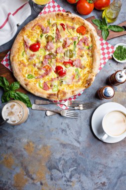 Kahvaltı pizza çırpılmış yumurta, jambon ve domates ile