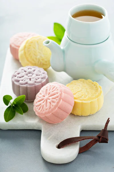 Snö hud varierad traditionella kinesiska mooncakes — Stockfoto