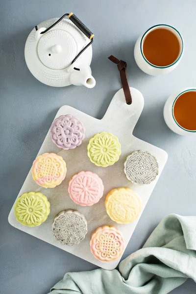 Snö hud varierad traditionella kinesiska mooncakes — Stockfoto