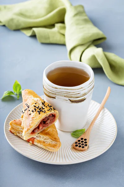 Red bean puff pastry dengan teh hijau — Stok Foto