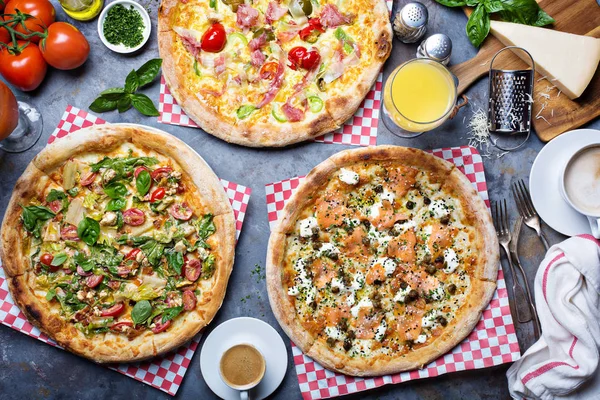 Kahvaltı gurme pizza masada