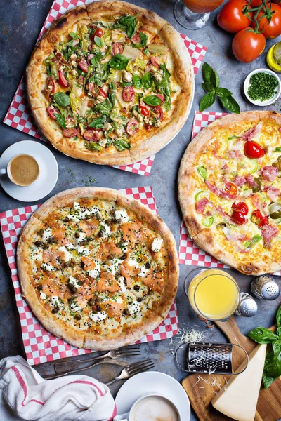 Frühstück Gourmet-Pizzen auf dem Tisch — Stockfoto