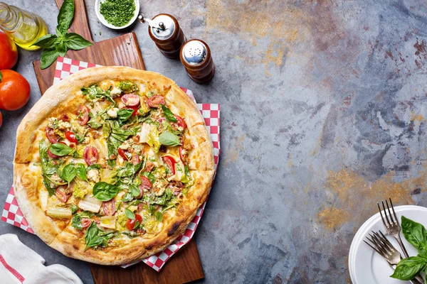 Kahvaltı pizza pastırma ve sebze ile