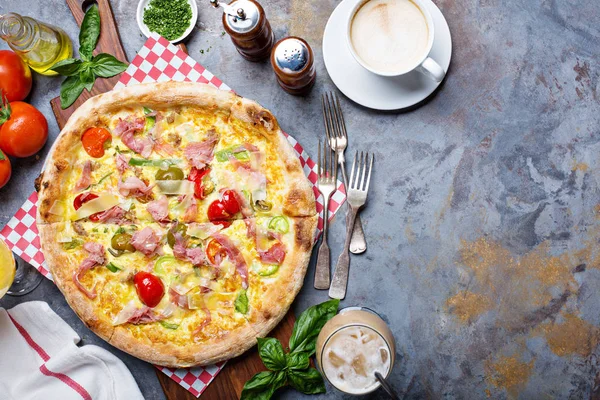 Kahvaltı pizza çırpılmış yumurta, jambon ve domates ile